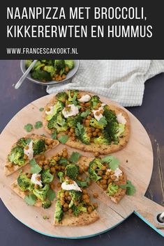 broccoli and chickpeas pizza on a wooden board with text overlay that reads, naanpizza met broccoli, kikerewen en hummus