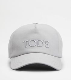 Baseball cap n cotton with embroidered Tod's logo. Adjustable with a back leather strap, it is a versatile and contemporary accessory. Gray Trucker Hat With Embroidered Logo, Adjustable Baseball Cap With Logo And Curved Bill, Adjustable Baseball Cap With Logo Detail, Gray Baseball Cap With Logo Patch, Gray Hat With Logo Patch And Curved Brim, Gray Baseball Cap With Embroidered Logo, Adjustable Cap With Logo Detail, Adjustable Hat With Logo And Curved Brim, Gray Curved Bill Hat With Embroidered Logo