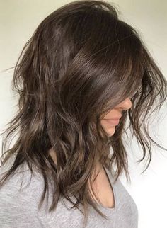 Medium Haircuts For Women, Collarbone Length Hair, Messy Wavy Hair, Medium Shaggy Hairstyles, Medium Haircut, Womens Haircuts Medium, Medium Haircuts, Medium Curly Hair Styles, Medium Short Hair