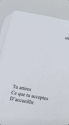 an open book with black writing on the pages and white paper underneath it that says,'tu attrires ce que tu acceptes d'acepes d'eace