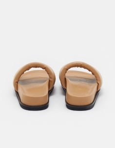 SLIPPER SANDAL | C99562-83V-22 – True to size – Made in Italy – Upper material: 100% cowhide – Lining, insole: 100% sheepskin – Outsole: 100% rubber – Store in the dust bag provided A slip-on sandal made in Italy from soft Italian leather. They have a comfortable footbed and an outsole with a distinct profile. The soft leather insole and lining make them particularly comfortable to wear. Shopping Event, Back Jewelry, Slipper Sandals, Flat Sneakers, Event Styling, Sweater Skirt, Shoe Sale, Sneaker Boots, Italian Leather