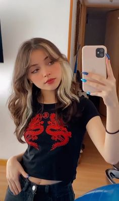 Brown Hair With Blonde Peekaboo, Aesthetic Hairstyle Ideas, Tiktok Hairstyle, Haircut V, Aesthetic Hairstyle