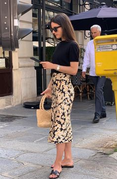 Parisian Outfits, Mode Hippie, Parisian Chic Style, Soft Gamine, Elegante Casual, Paris Outfits, Looks Street Style, Looks Chic, Inspired Outfits