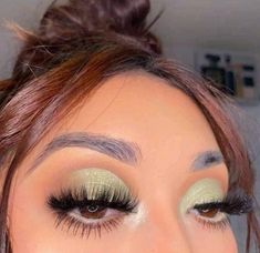 Makeup With Eyeshadow, Applying Eyeshadow, Face Art Makeup, Brown Skin Makeup, Dope Makeup, Makeup Product, Green Eyeshadow