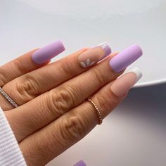 Cette création aux douces couleurs de violet et de blanc saura sublimer vos mains à tout moment. Une french manucure dessinée à main levée et des fleurs pailletées pour des mains gracieuses et embellies en un instant. Sentez-vous femme jusqu'au bout des ongles !