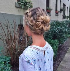 pretty braided bun #hair #braid #beauty Bun Hairstyles Prom, Curling Hairstyles, Sock Bun, Hairstyles Prom, Braided Bun Hairstyles, Hair Therapy, Work Hairstyles, Festival Hair, Braided Bun