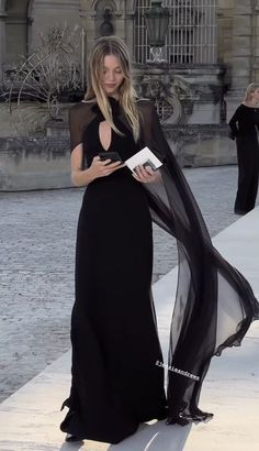 Classy Outfits Evening, Evening Black Tie Aesthetic, Royal Dinner Dress, Black Floor Length Gown, Winter Gowns Elegant, Long Holiday Party Dress, Oscar Themed Party Outfit, Gala Looks For Women, Farewell Gowns