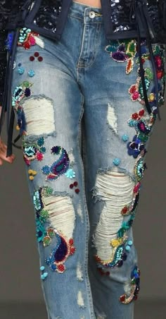 Los jeens rotos viene esta temporada pegando fuerte bordados de piedras y todo tipo de detalles ❇❇❇ Super incluso para un evento nocturno Hippie Jeans, Boho Denim, Floral Print Pants, Boho Pants, The Jeans