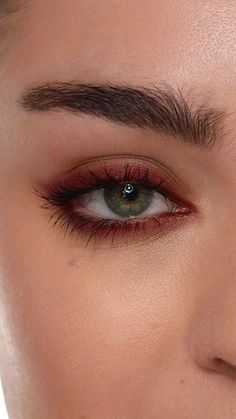 Vincent Ford on Instagram: "Smoky Cat Eyeliner I chose this pencil for her green eyes but you can try orange/gold for blue eyes and green for brown eyes to help them stand out. I used @sweedbeauty Satin Eyeliner in Margaux Bordeaux and Cloud Mascara #cateye #eyelinertutorial #cateyeliner #eyelinertutorial" Red Eye Makeup Green Eyes, Fall Makeup Looks Green Eyes, Red Eyeshadow Green Eyes, Maroon Eyeliner Looks, Blue Eyeliner Green Eyes, Red Makeup Blue Eyes, Eye Make Up For Green Eyes, Blue Green Eyes Makeup, Makeup For Green Eyes And Brown Hair