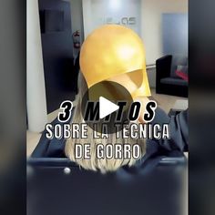 a person wearing a yellow helmet with the words 3 mmos sobbre la tencia de goro