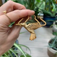 This is stunning, unique and detailed humming bird hair prong. The bird is soldered securely on the prong and has a tiny little green crystal eye. Beautiful and useful at the same time, it will hold all your hair up in a bun, or just half you hair for a messy laid back hairdo. You can use it also to make a French twist. This little guy will be your savior in any given bad hair day, when you just have to throw it up- put in minimum time and effort, get maximum results. It's used the same way you Fantasy Hair Accessories, Hair Up In A Bun, Eye Beautiful, Magical Hair, Hair Chains, Feather Hair Clips, Bird Wings, Fantasy Hair, Gold Dragon