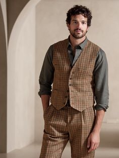 A celebration of Shetland-style tweed, this lavish suit vest deserves its time in the sun.  Our designers used a luxurious Shetland tweed mélange to craft an elaborately tailored silhouette.  TAILORED SLIM FIT: Undeniably modern, our designers spent Groomsmen Vest Rust, Mens Fall Wedding Vest, Copper Vest Groomsmen, Regency Mens Vest, Groom Attire Vintage, Mens Tweed Vest, Suit Vest Outfits, Mens Banana Republic, Vest Outfits Men