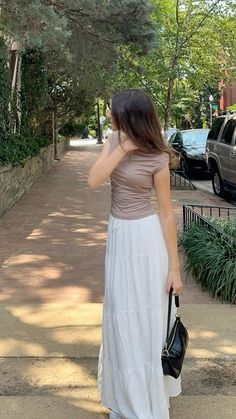 Long Skirt Outfit Modest, White Linen Skirt Outfit Summer, How To Style A Long White Skirt, Long Skirt Outfits Modest, Morroco Outfits Modest, Tita Outfit, Long White Skirt Outfit Ideas, Coquette Outfit Long Skirt, Long White Skirt Outfit Grunge