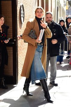 Skirt Outfits Fall, Outfit Chic, Gisele Bündchen, Gisele Bundchen, Fashion Mistakes, Jeans Rock, Style Mistakes, Classic Outfits, Winter Fashion Outfits