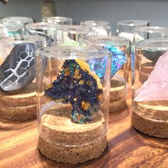 Geode Display Rock Collection, Crystal Display Ideas Diy, Rock Display Ideas, Mineral Collection Display, Crystal Display Ideas, Crystal Collection Display, Rock Collection Display, Gem Display, Rock Display