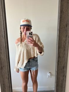 Fall Beachy Outfits, Shorts Sweater Outfit, Sweater And Jean Shorts, Beachy Aesthetic Outfits, Beachy Boho Outfits, Short Sweater Outfit, Beachy Outfits For School, Summer Sweater Outfits