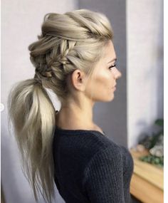 Idée de coiffage naturelle que j aime beaucoup Diy Ponytail, Hair In A Ponytail, Vlasové Trendy, Braid Hairstyle, A Ponytail, Christmas Hairstyles, Penteado Cabelo Curto