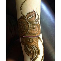 hendi tattoos on the arm and leg are intricately decorated with gold chains, beads and pearls