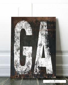 an old rusty metal sign with the letter g on it's front and side