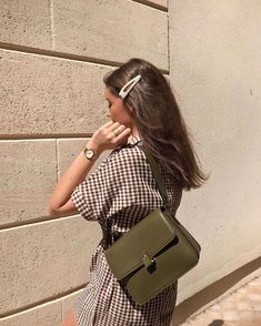 Mode Tips, French Girl Style, Look Retro, Green Purse, Blazer Outfit, Pearl Hair Clip, Elegante Casual, Fashion Blogger Style, Looks Street Style