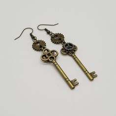 Steampunk Style Earrings - Key & Gear Dangle Earrings - Key Drop Earrings - French Hooks - Hypoallergenic Earrings Key, Mode Steampunk, Style Steampunk, Steampunk Style, Steampunk Fashion, Style Earrings, Jewelry Earrings Dangle, Dangle Drop Earrings, Dangle Earrings