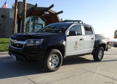 a black and white truck parked in front of a building