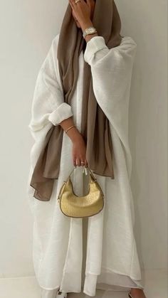 Faceless Outfit Pics, Abaya Photoshoot Ideas, Abaya Style Dubai, White Hijab Outfit, Modesty Outfits