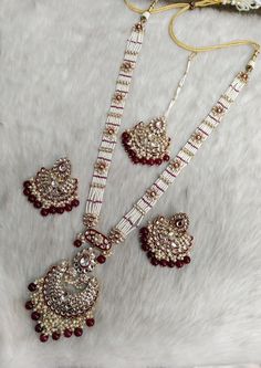 *Light Weight Gold Rani Haar Necklace Set. *Haar length: 15.50 inches (including pendant) *Pendant Breadth- 2.1 inches *Earrings length: 2.7 inches (with drops) ; *earrings Width: 1.8 inches Eid Kundan Necklaces With Latkans, White Stone Work Bridal Necklace For Eid, White Bridal Necklace With Stone Work For Eid, Eid White Bridal Necklace With Stone Work, White Bridal Necklace For Eid, Heavy White Kundan Necklace For Puja, Kundan Bridal Necklace With Stone Work, White Kundan Necklace With Stone Work For Puja, Traditional White Kundan Beaded Necklaces