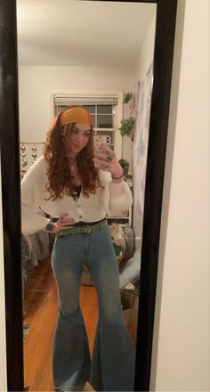 70s Flare Jeans Outfit Vintage, Retro Bell Bottoms Outfit, 70s Outfit Bell Bottoms, 79s Inspired Outfits, Flare Jeans Outfit 70s Style, 70s Comfy Outfits, 70s Outfits Jeans, 70s Mom Outfit, Oversized Cardigan Aesthetic