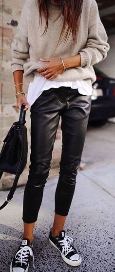 Cute Basic Outfits For School, Look Legging, Leather Pants Outfit, Booties Outfit, Outfits For School, Black Leather Pants, Ținută Casual, 가을 패션