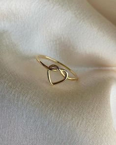 Rings For Girls Aesthetic, Girls Ring Design Gold, Anillo Aesthetic, Minimalist Accessories Jewellery, Simplistic Jewelry, Cute Promise Rings, Unique Gold Jewelry Designs