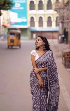 Plain White Blouse Designs For Saree, Saree Office Look, Teacher Saree Look, Casual Sarees Classy, Simple Cotton Saree, Ishita Chauhan, Genius Song, Utkarsh Sharma, Saree Inspiration