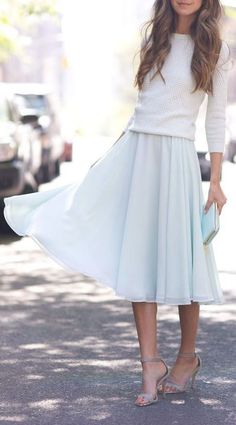 Discover more modest fashion inspiration via @modestonpurpose and on the blog at ModestOnPurpose.blogspot.com! <3 Spring Work Outfits, Stylish Summer Outfits, Mode Casual, Fashion Blogger Style, Flowing Skirt, New Fashion Trends, Casual Winter Outfits, Inspiration Mode, Fashion Mode