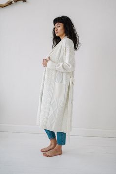 "Chunky knit cardigan for women, White oversized cardigan, Wool kimono cardigan -Supersoft yarn -High quality -Loose fit -Oversized design -Beautiful pattern -Ankle length -Customisation for other size/color/length/other One of our favourite cardigans with beautiful classic pattern - now in white color. Inspired by classic style - we decided to go with monochrome this time and try something more elegant. White color is pure and chic. Well, this is what we thought, designing this knitted coat. Us Oversized Cardigan Outfit, Oversized White Cardigan, Chunky Coat, Wool Kimono, Women Kimono, Cardigan For Women, Beige Coat, Crochet Coat, Chunky Cardigan