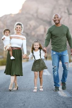 Cute Family Outfits For Pictures, Matching Outfits For Family Pictures, Family Of 4 Outfit Ideas, Family Photo Outfits 3 People, Family Of 3 Picture Outfits, Trendy Family Photoshoot, Family Of 4 Photoshoot Outfits, Family Picture Themes, Family Of 4 Photoshoot Ideas