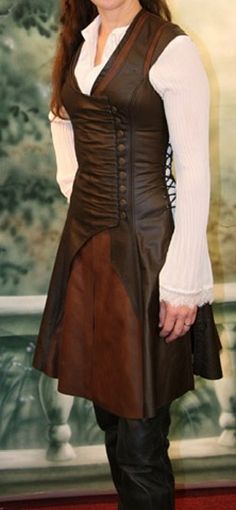 Perhaps I would make this out of something else than leather, but I like the design. Mode Steampunk, Girls Crop Tops, Medieval Clothing, Medieval Dress, Fantasy Clothing, Steampunk Fashion, Fantasy Fashion