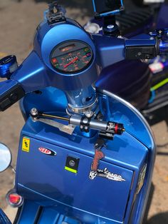 the handlebars and gauges on this blue motorcycle are clearly visible for us to see