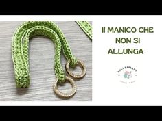 there is a green leash with two rings on the end and an inscription that says i manco che non si allunga