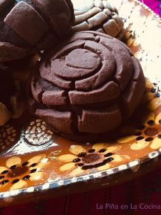 some cookies are sitting on a plate next to each other