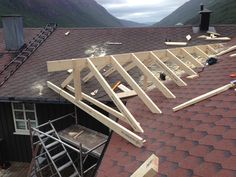 a roof that is being constructed with wood and some other items on top of it