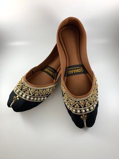 dhaage.london We Bring you our latest collection. These beautiful BLACK khussas/Juttis are handcrafted, incredibly soft and anti-slip sole. This will give you Comfort and style all in one!    . #jutti #khussa #shoes #punjabishoes #juttilovers #summer #desiclothes #casualshoes #indian #pakistani #desi #fashion #desifashion #kaleeray #accessories #tradionalshoes #handmade #summer #summervibes #wedding #desiwedding #partywear #eid #simplekhussa #pakistanifashion #punjabifashion #ladies #shoes Traditional Closed Toe Ballet Flats For Festive Occasions, Meenakari Flats, Navratri Meenakari Flats, Transitional Wedding Shoes With Zari Work, Traditional Flats With Zari Work, Meenakari Flats With Round Toe, Traditional Ankle-length Flats For Diwali, Navratri Flats With Dori Work, Meenakari Closed Toe Flats