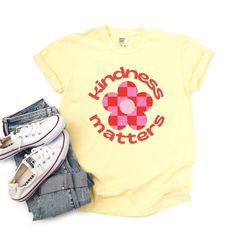 Looking for a cute versatile top to wear this summer? Make sure to grab one of our Kindness Matters Checkered Flower garment dyed graphic tees! This soft and comfortable graphic tee is the perfect top for any outfit. It can be paired with biker shorts, jeans, or even a simple skirt/dress! This tee is true-to-size, so be sure to order your regular t-shirt size! If you are looking for a more oversized look, make sure to size up! Checkered Flower, Baby Boy Toys, Kindness Matters, Flower Shorts, Sequin Shorts, Cable Knit Cardigan, Casual Fit, Sweater Blouse, Blue Jean