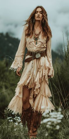 Stylish Fall Wedding Guest Outfit for Women: Boho Chic Style Fall Wedding Guest Attire, Boho Wedding Attire, Fall Wedding Guest Outfit, Hippie Dresses Boho, Wedding Guest Attire, Wedding Guest Outfit Fall, Cowgirl Fashion, Mode Hippie, Fall Wedding Guest