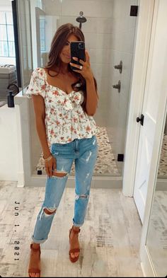 Night Out Mom Outfit, 30 Female Fashion, Summer Outdoor Dinner Outfit, Cute Spring Outfits For Women 20s, Cute Outfits With Jeans Summer, Cute Outfits Jeans Summer, Snappy Casual Outfits Summer, Boutique Outfit Ideas Summer, Cute Dressy Outfits With Jeans