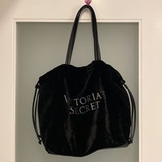 Brand New Never Used Victoria's Secret Large Capacity Shopping Bag, Victoria's Secret Shoulder Bag With Removable Pouch For On-the-go, Victoria's Secret Large Capacity Shoulder Bag For Shopping, Chic Victoria's Secret Bags For On-the-go, Chic Victoria's Secret Shoulder Bag For On-the-go, Victoria's Secret Black Pouch Bag, Victoria's Secret Black Shoulder Bag With Removable Pouch, Black Victoria's Secret Shoulder Bag With Removable Pouch, Victoria's Secret Large Capacity Everyday Bags