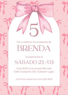 a pink and white birthday card with a bow on the front, in spanish language