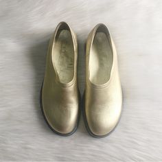 Hogan Gold Slip On Shoes Size 37. Heel Height: 1” Condition: Excellent (Pre-Owned) Fabric: Leather K8-023 Hogan Shoes, Shoes Color, Gold Leather, On Shoes, Slip On Shoes, Leather Shoes, Heel Height, Slip On, Size 7