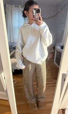 Grey hoodie from hollister, leopard print pants from h&m, platform disquette slipper uggs Slipper Uggs, Cute School Fits, Leopard Print Pants, Twin Outfits, Lazy Day Outfit, Preppy Outfit, Print Pants, Cute Aesthetic, Clean Girl