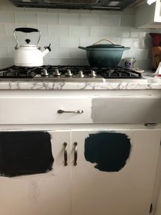 an old stove with some paint on it