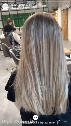 Ashy Blonde Shadow Root, Ashy Lived In Blonde, Dark Ash Blonde With Highlights, Blonde Hairlights On Brown Hair, Ash Blonde Balayage Long Hair, Foliage Blonde, Ash Blonde Foils, Ashy Cool Blonde Balayage, Ash Blonde Babylights